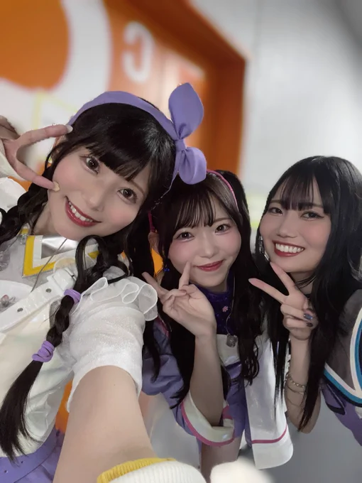 左から藤田ことね役 飯田ヒカル
花海咲季役 長月あおいちゃん
月村手毬役 小鹿なおちゃん

3人とも笑顔でそれぞれピースしている(左手)