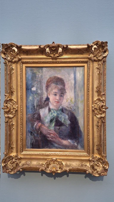Dit portret van Nini Lopez is vooral een studie in het weergeven van licht, Lopez zit voor het raam van Pierre-Auguste Renoirs atelier aan rue Cortot in Montmartre. Met veel aandacht schildert de kunstenaar de dansende lichtvlekken op haar arm. Tussen 1874 en 1879 groeit Lopez uit tot Renoirs favoriete model. Ze is op minstens veertien van zijn schilderijen uit die periode te zien.

