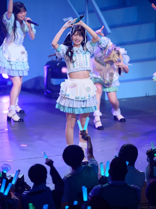 水色に染まる会場で皆んなが美玲ちゃんに向けてペンライトを振っていて、美玲ちゃんの名前を叫んでいて。
そんな客席に涙ぐむことがありながらも素敵な笑顔を振りまく美玲ちゃん。