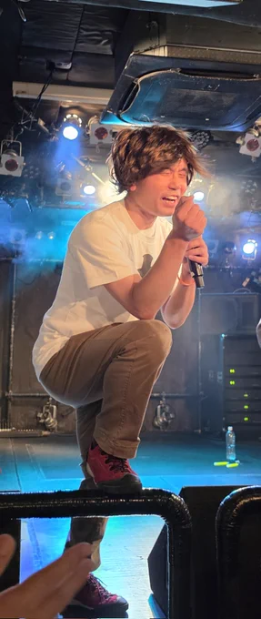 青いイナズマを熱唱する字暗氏