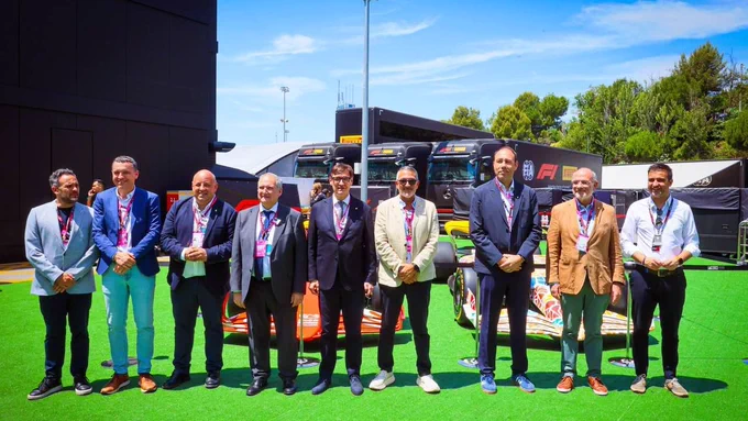 El conseller d'Empresa i Treball, Miquel Sàmper, acompanyant el president Salvador Illa durant la seva visita al pàdoc del Circuit