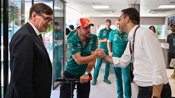 El secretari general del departament d'Empresa i Treball, Pol Gibert, saluda el pilot Fernando Alonso