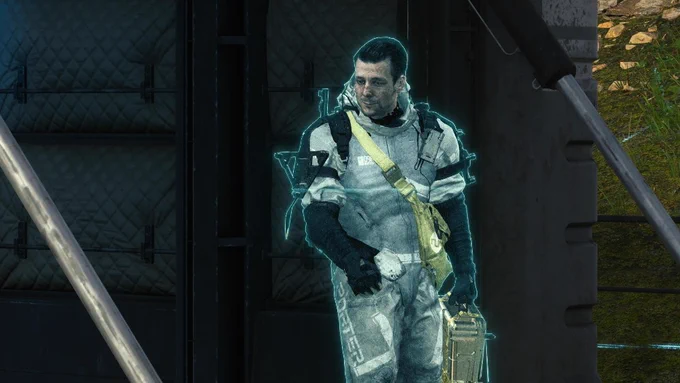 Ein bläulich leuchtendes Hologramm eines Charakters in Death Stranding Directors Cut. Der Mann trägt einen weißen Anzug und eine gelbe Tasche und steht vor einer metallischen Struktur.