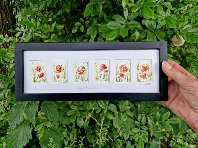 Rechteckiger schwarzer 30x12cm-Rahmen mit 6er-Passepartout mit 6 versch8iedenen kleinen handgemalten abstrahierten Mohn-Illustrationen