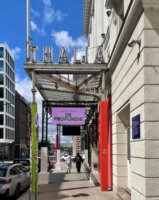 Außenansicht des Thalia Theaters mit Hinweis auf "De Profundis" am Eingang