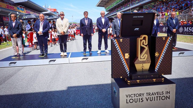 El conseller d'Empresa i Treball, Miquel Sàmper, amb el president de la Generalitat, Salvador Illa, davant el guardó del Gran Premi F1 de Barcelona-Catalunya