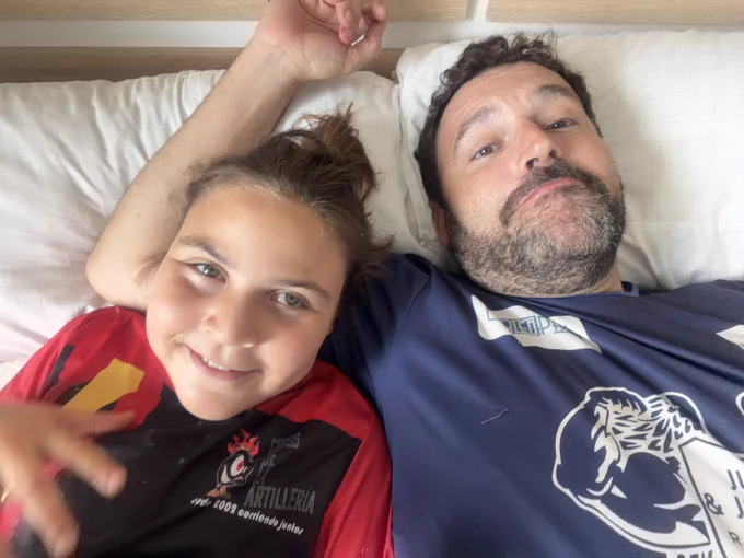 Julia y yo en la cama boca arriba