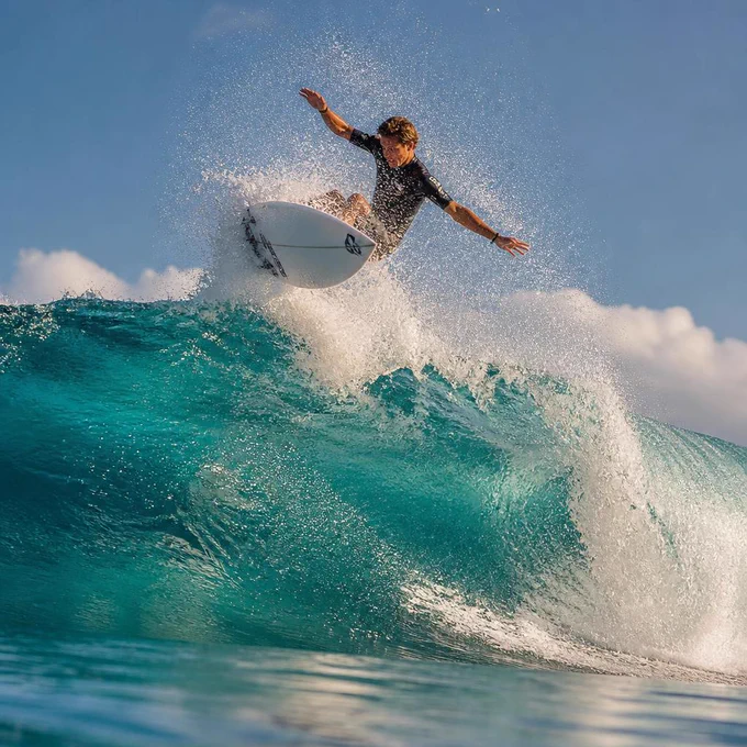 Progressão, velocidade e estilo.

Momentos como este mostram por que o surf é uma combinação única de potência e criatividade. Cada manobra exige leitura da onda, precisão nos movimentos e confiança para levar o limite um pouco mais longe.

É na junção entre técnica e liberdade que nascem as melhores imagens do surf. 🌊🔥
 
#Surf #Surfing #PerformanceSurfing #AerialSurfing #SurfLife #WaveRiding #SurfSession #OceanLife #ProgressiveSurfing #SurfPhotography #WaveOfTheDay #SurfCulture #SurfReport