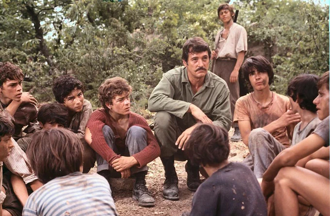 rock hudson monte une opération de sabotage avec des gamins