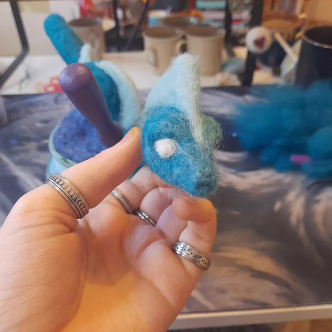 Tête de dragon en laine feutrée