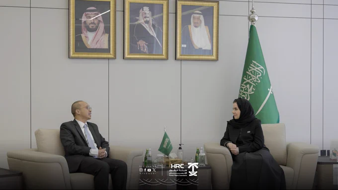 استقبلت معالي رئيس ‫#هيئة_حقوق_الإنسان‬ د. هلا بنت مزيد التويجري، في مقر الهيئة، السيد سوقسري سوباروان، نائب سفير جمهورية إندونيسيا لدى المملكة، حيث جرى خلال اللقاء استعراض عدد من الموضوعات ذات الاهتمام المشترك، وبحث سبل تعزيز التعاون في المجالات ذات الصلة بحقوق الإنسان. كما شملت الزيارة جولة في ‫#معرض_حقوق_الإنسان‬، اطّلع خلالها على أبرز المحطات الحقوقية والتشريعية في المملكة والجهود المبذولة في تعزيز وحماية ‫#حقوق_الإنسان‬.