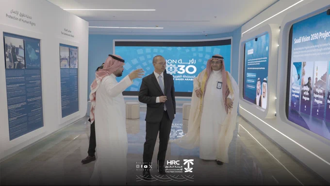استقبلت معالي رئيس ‫#هيئة_حقوق_الإنسان‬ د. هلا بنت مزيد التويجري، في مقر الهيئة، السيد سوقسري سوباروان، نائب سفير جمهورية إندونيسيا لدى المملكة، حيث جرى خلال اللقاء استعراض عدد من الموضوعات ذات الاهتمام المشترك، وبحث سبل تعزيز التعاون في المجالات ذات الصلة بحقوق الإنسان. كما شملت الزيارة جولة في ‫#معرض_حقوق_الإنسان‬، اطّلع خلالها على أبرز المحطات الحقوقية والتشريعية في المملكة والجهود المبذولة في تعزيز وحماية ‫#حقوق_الإنسان‬.