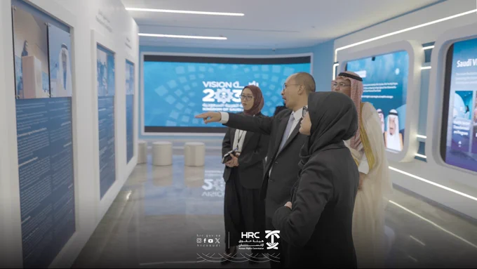 استقبلت معالي رئيس ‫#هيئة_حقوق_الإنسان‬ د. هلا بنت مزيد التويجري، في مقر الهيئة، السيد سوقسري سوباروان، نائب سفير جمهورية إندونيسيا لدى المملكة، حيث جرى خلال اللقاء استعراض عدد من الموضوعات ذات الاهتمام المشترك، وبحث سبل تعزيز التعاون في المجالات ذات الصلة بحقوق الإنسان. كما شملت الزيارة جولة في ‫#معرض_حقوق_الإنسان‬، اطّلع خلالها على أبرز المحطات الحقوقية والتشريعية في المملكة والجهود المبذولة في تعزيز وحماية ‫#حقوق_الإنسان‬.