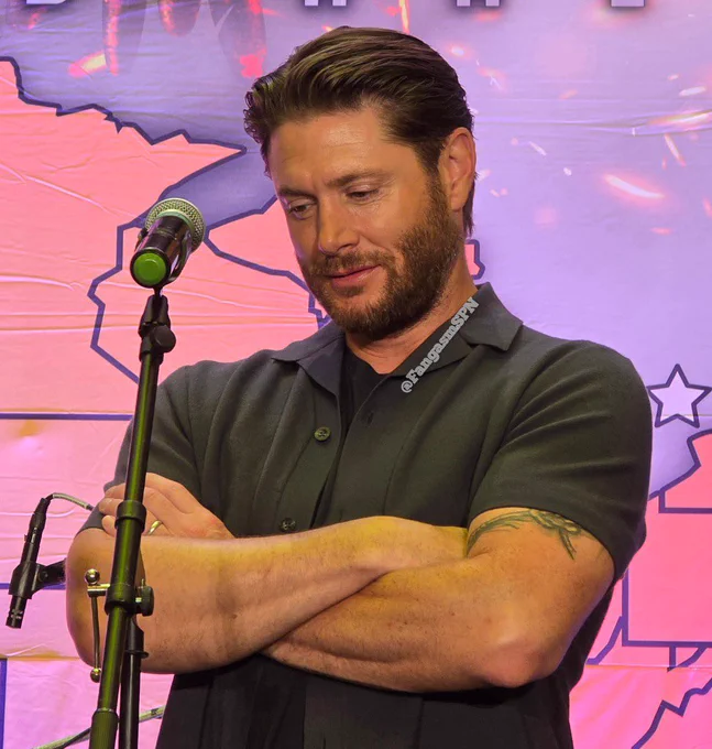 jensen ackles (who played dean winchester) at spnbos (supernatural convention in boston) with biceps so huge i wanna bite ‘em taken by @fangasmspn
