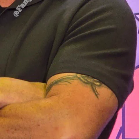 jensen ackles HUGE ass tanned as fuck bicep with his tattoo poking out of his tshirt sleeve cus he’s a whore <3 zoomed in on photo taken by @fangasmspn