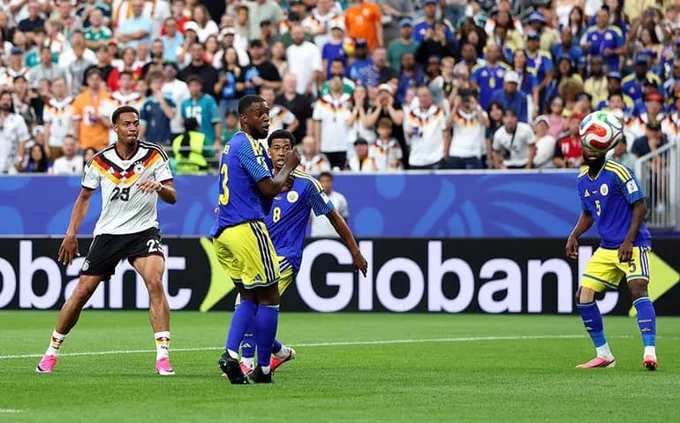 ยิงประตู! | เยอรมนี 🇩🇪 1-0 🇳🇷คูราเซา (นาทีที่ 6, เอ็นเมช่า)
เอ็นเมช่า เล่นชิ่งบอล 1 2 3 4 กับฟลอเรียน เวิร์ตซ์อย่างสวยงาม ก่อนจะยิงด้วยขวาโค้งๆ บอลมุดลงเสียบมุมสวยงาม 

#sakdakul 
#liveblog 
#อู๋แอคชั่น
#บอลโลก 
