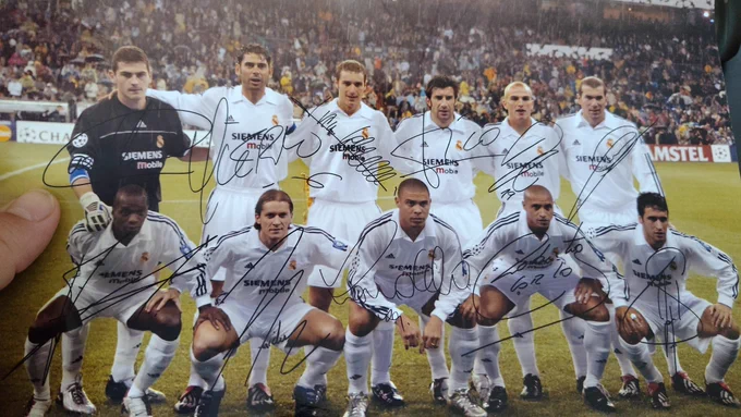 Foto de la alineación del Real Madrid firmada por los jugadores. Está Hierro, Casillas, Raúl, Zidane...