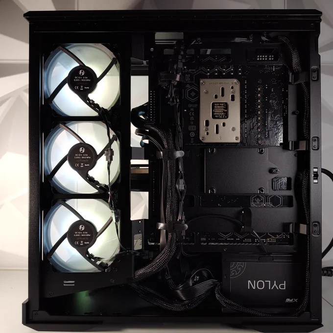 كرت الشاشة:PNY RTX 5070 12GB
المعالج:AMD Ryzen 5 7500F (Tray)
اللوحة الأم:ASUS TUF B650-PLUS
التخزين: Crucial P310 1TB 7,100MB/s
الذاكرة العشوائية:CRUCIAL Pro DDR5 32GB (16GB×2) 6000MHz CL36
المبرد:THERMALRIGHT PHANTOM SPIRIT 120 SE ARGB BLACK 
مزود الطاقة:XPG PYLON 750W
الكيس:LianLi V100R BLACK