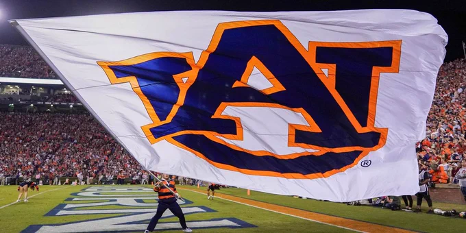 Blue-chip defensive lineman commits to Auburn over South Carolina