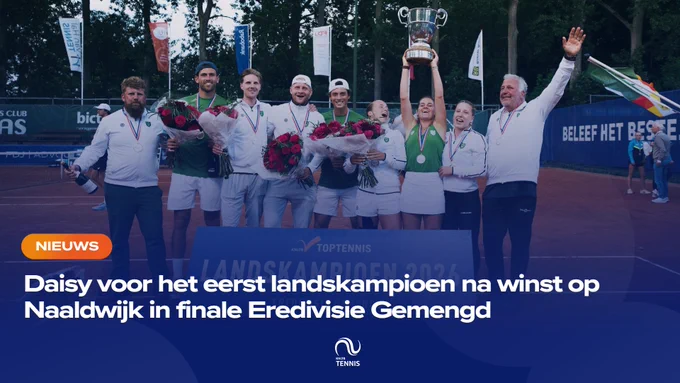 Spelers en staf van Daisy vieren de eerste landstitel. 