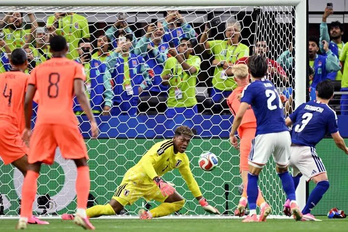 เนเธอแลนด์ยิง! | เนเธอแลนด์ 🇳🇱 0-0 🇯🇵ญี่ปุ่น (นาทีที่'2)
กังหันส้มเปิดเกมส์บุก โดย..ฟานไดร์ฟ จ่ายบอลไปริมเส้นซ้ายเกือบออกกักโป้จ่ายต่อให้ดอนเยลล์ มาเลน จับบอลแล้ว...พลิกตัวยิง!ไซออน ซูซูกิ ต้องเซฟ!ไว้ได้ เกมเริ่มแล้ว!
#sakdakul 
#liveblog 
#อู๋แอคชั่น
#บอลโลก
