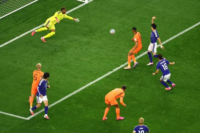 กัปตันโขกนำ! | เนเธอร์แลนด์ 🇳🇱 1-0 🇯🇵 ญี่ปุ่น (นาทีที่ 51
อัศวินดัตช์บุกมา กราเวนเบิร์ช เปิดบอล มาตกใส่หัวฟานไดร์ฟ แล้วกัปตันจะเทคตัวขึ้นโหม่ง แต่โดดไม่ทัน บอลโดนหัวฟานไดร์ฟ
ข้ามมือซูซูกิเข้าไปตุงตาข่าย
#ซามูไร
#อัศวินดัตช์
#sakdakul 
#liveblog 
#อู๋แอคชั่น
#บอลโลก
