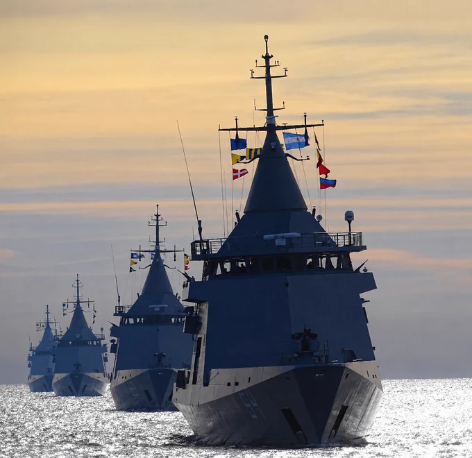 🇦🇷| División Patrullado Marítimo de la Armada Argentina al completo. 💪🇦🇷

Patrullero oceánico ARA "Bouchard" (P-51) (ex L’Adroit)
Patrullero oceánico ARA "Piedrabuena" (P-52)
Patrullero oceánico ARA "Storni" (P-53)
Patrullero oceánico ARA "Contraalmirante Cordero" (P-54)

La División Patrullado Marítimo de la Armada Argentina está compuesta por buques de la Clase Bouchard, pertenecientes a una serie de cuatro patrulleros oceánicos multipropósito diseñados y construidos por la empresa francesa Naval Group para tareas de vigilancia, control y protección de los espacios marítimos argentinos.

Los buques cuentan con modernos sistemas de navegación, sensores y control de tiro, además de una amplia autonomía y capacidad para operar helicópteros y embarcaciones rápidas, lo que les permite realizar operaciones prolongadas en el mar y responder con eficacia a distintos tipos de misiones.

📸ARA

@JMilei 
@Armada_Arg 
@TGCarlosPresti 
@MinDefensa_Ar 
@FranceArgentine 
  

