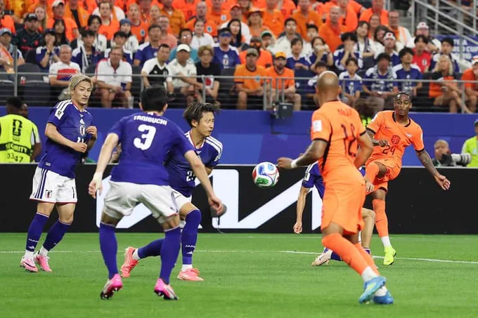 กังหันส้มยิงประตูนำอีกครั้ง! | เนเธอร์แลนด์ 🇳🇱 2-1 🇯🇵 ญี่ปุ่น | (นาทีที่ 64, ซัมเมอร์วิลล์) 
กราเวนเบิร์ชทำแอสซิสต์ ซัมเมอร์วิลล์ หาจังหวะได้และยิงอย่างแม่นยำชนเสาเข้าประตูไป
#ซามูไร
#อัศวินดัตช์ 
#sakdakul 
#liveblog 
#อู๋แอคชั่น
#บอลโลก