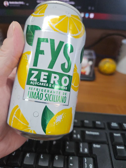 segurando uma lata de refrigerante sabor limão siciliano.