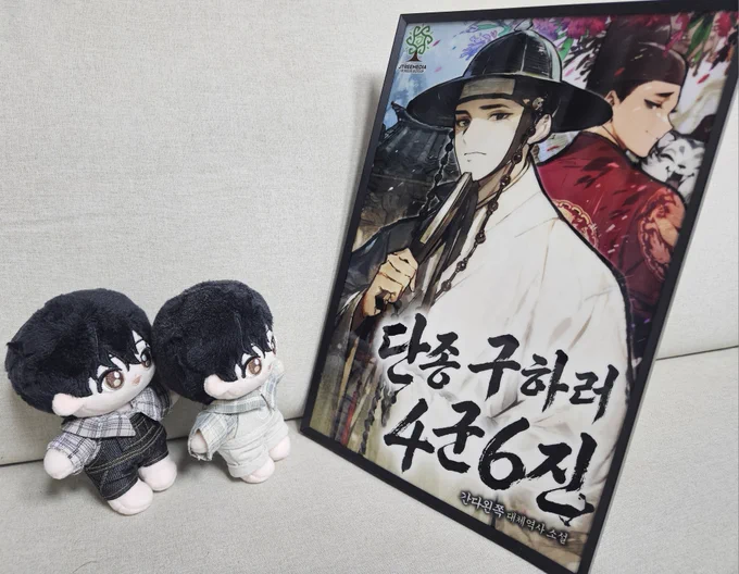 흑과 백 두 버전의 김이상 솜인형이 압도적인 크기의 <단종 구하러 4군6진> 표지 액자 앞에 서 있다. 마치 호기심에 서로 웅성웅성 대화를 나누는 듯하다. 자기들 사촌동생 동문인 줄도 못 알아보고....
