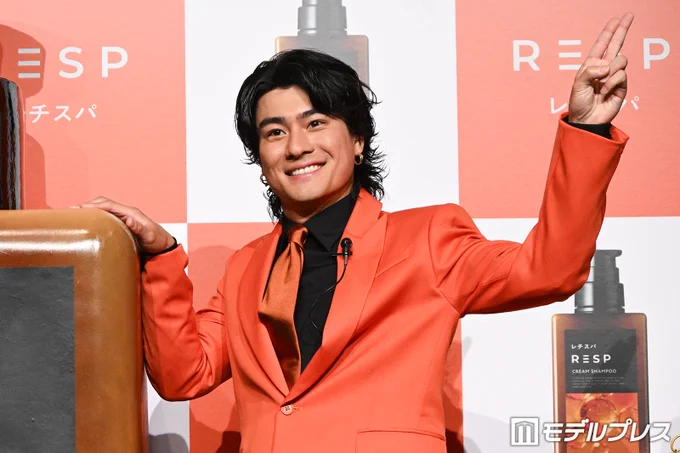 記者に「ここまで（左手が）行きますよ！」と画角の確認をしていた森本慎太郎（C）モデルプレス