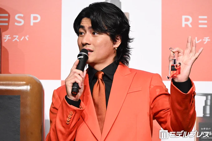 “レチスパ”カラーのオレンジスーツで登場した森本慎太郎「高岸さんではないですよ！」（C）モデルプレス