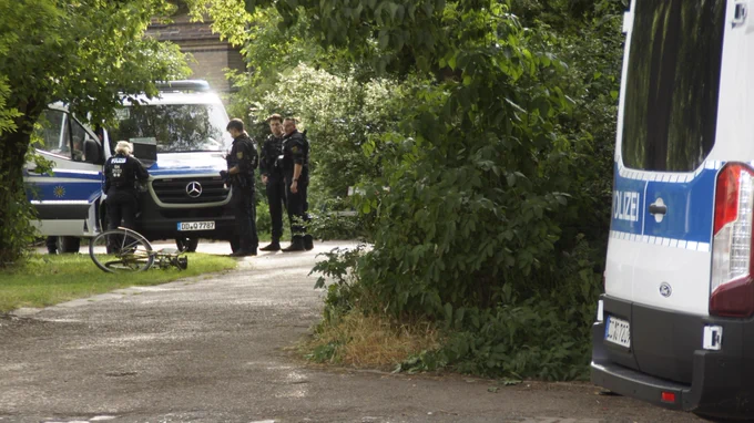 Kleine Drogen Razzia der Polizei BSE in Reudnitz-Dresdener Straße, der Park wo Drogendealer von der Eisenbahnstrasse schon länger ihre Geschäfte abwickeln. 