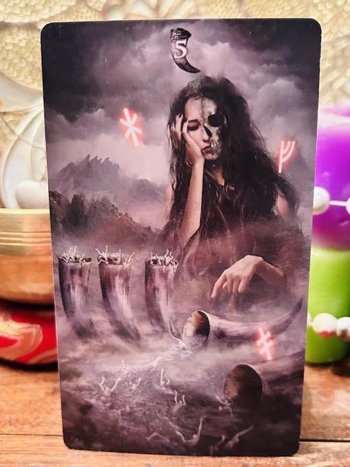 *Five of Horns* Engage pout mode 🥺 Or don’t. It’s your choice, actually. You could decide to look ahead instead of ruminating about past experiences that maybe didn’t work out so well. Maybe it all happened for a reason? Anywho, have your moment & carry on!!  

#cardoftheday